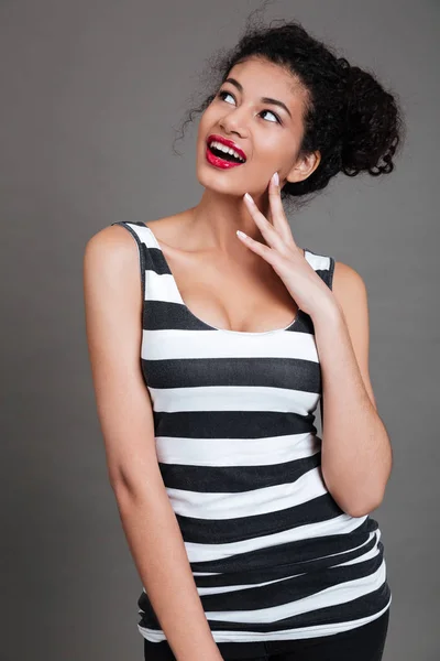 Retrato de una mujer africana bastante joven preguntándose sobre algo —  Fotos de Stock