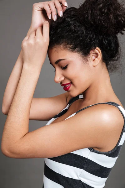 Happy pretty african american young woman standing and smiling — Stock Photo, Image