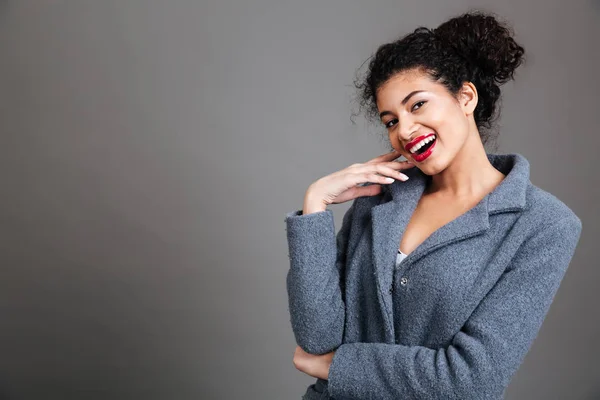 Retrato de uma jovem mulher afro-americana sorridente vestindo casaco — Fotografia de Stock
