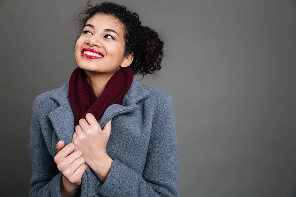 Mujer afroamericana joven vistiendo abrigo de invierno — Foto de Stock