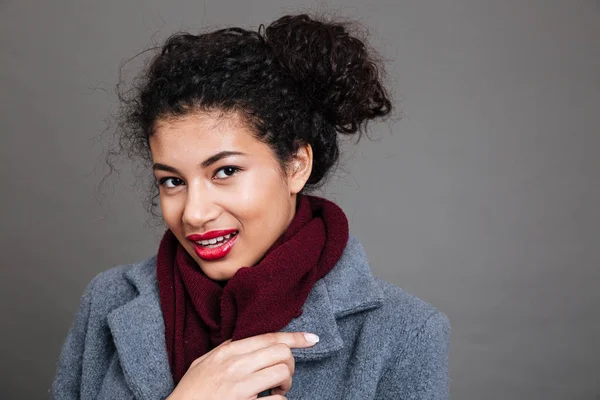 Schöne afrikanisch-amerikanische junge Frau in Mantel und Schal — Stockfoto