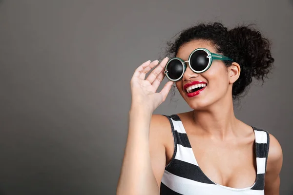 Retrato de una hermosa joven afroamericana sonriente con gafas — Foto de Stock