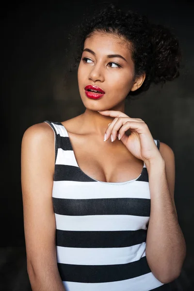 Atractiva joven afroamericana con labios rojos —  Fotos de Stock