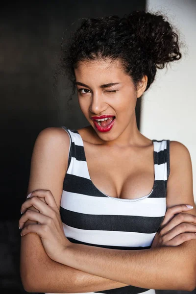 Śliczny zabawny african american kobieta młody stałego i mrugając — Zdjęcie stockowe