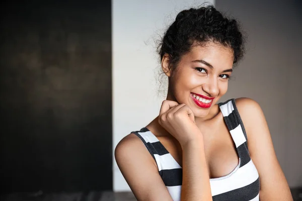 Jovem africana feliz com lábios vermelhos em pé e sorrindo — Fotografia de Stock