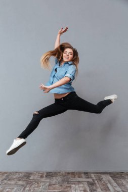 Tam boy görüntü studio atlama gömlek içinde kadın