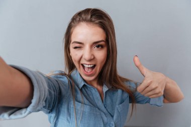 Kadın gömlek selfie studio yapma