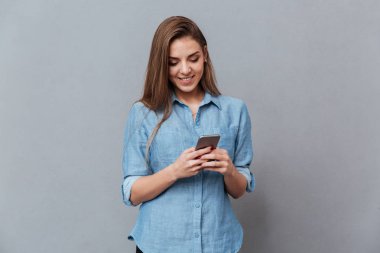 Telefonunuzun ve gömlek gülümseyen kadın