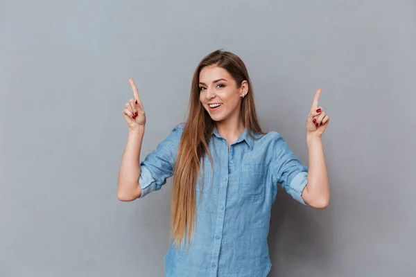 Šťastná žena v košili pózuje ve studiu — Stock fotografie