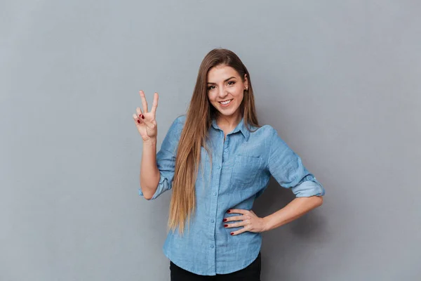 Mujer con camisa mostrando señal de paz —  Fotos de Stock