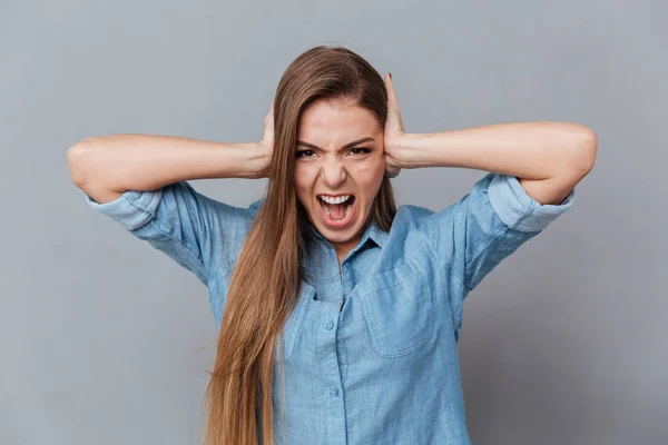 Mujer gritando con camisa cierra los oídos —  Fotos de Stock