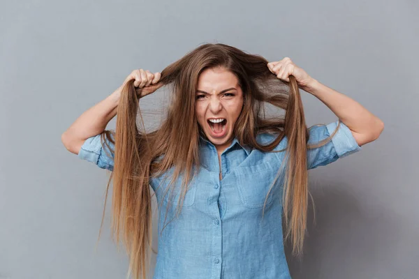 Femme en chemise tenant ses cheveux — Photo