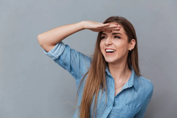 Close up immagine di Donna in camicia guardando altrove — Foto Stock