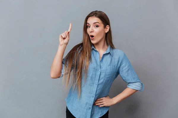 Mulher de camisa mostrando sinal de atenção — Fotografia de Stock