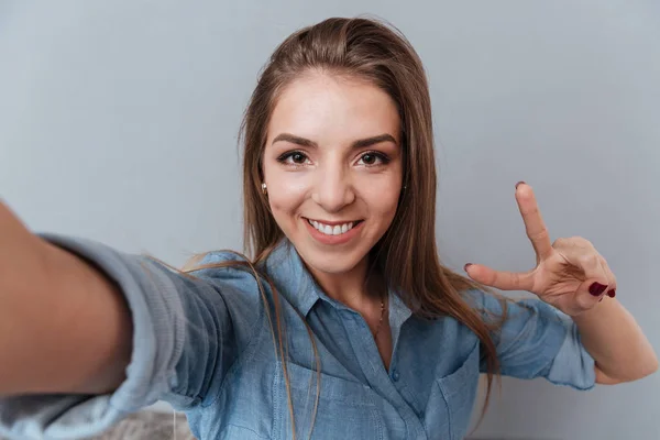 Kobieta w koszuli co selfie w studio — Zdjęcie stockowe