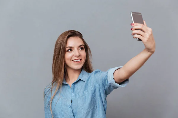 Žena v košili, takže selfie na smartphone — Stock fotografie