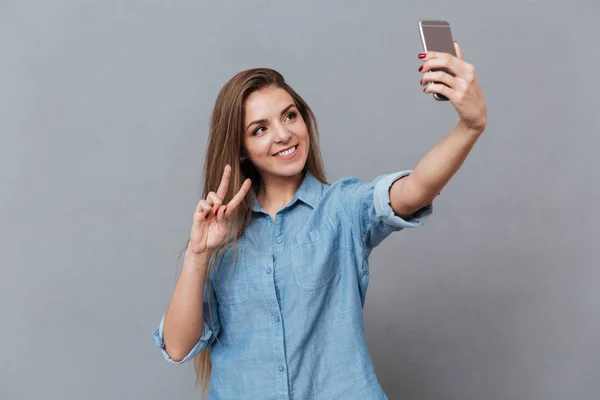 Uśmiechnięta kobieta w koszuli co selfie na smartphone — Zdjęcie stockowe