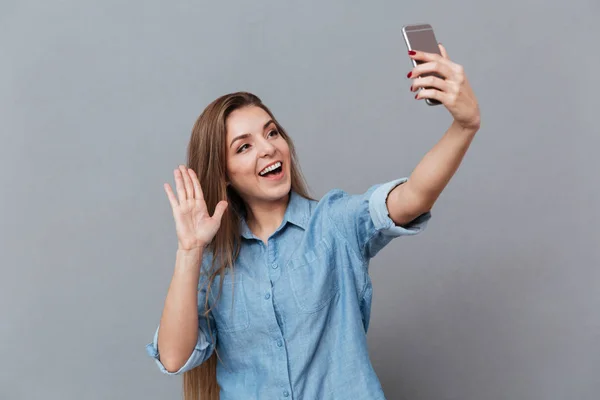 Lycklig kvinna i skjorta att göra selfie på smartphone — Stockfoto