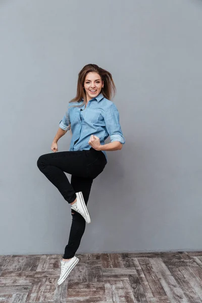 Вертикальний образ щасливої жінки в сорочці — стокове фото