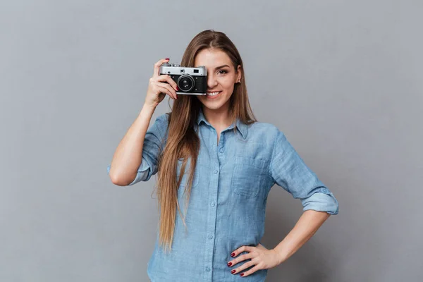 Vrouw in hemd foto maken op retro camera — Stockfoto