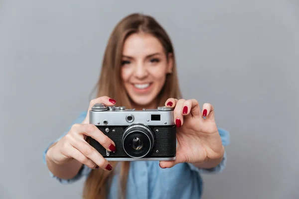 Leende kvinna i skjorta att göra telefonen på retro kamera — Stockfoto