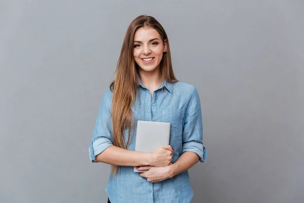 Vrouw in hemd bedrijf boek in handen — Stockfoto