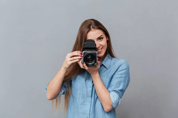 Mujer con camisa usando cámara de video retro — Foto de Stock