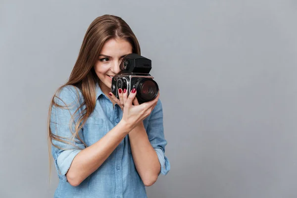 Mulher de camisa usando câmera de vídeo retro — Fotografia de Stock