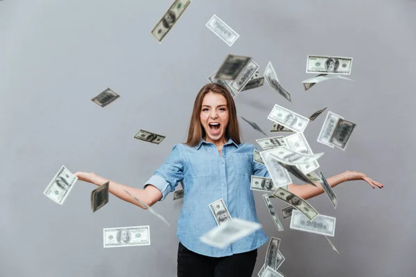 Mujer en camisa con alrededor de la caída de dinero — Foto de Stock