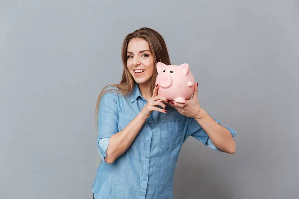 Mujer con camisa sosteniendo caja de dinero en las manos — Foto de Stock