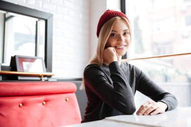 Kırmızı şapkalı genç güzel kadın