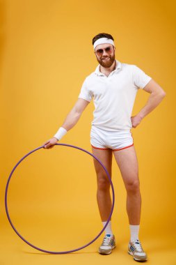 Jimnastik çember ile ayakta neşeli genç sporcu