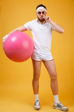 Sigara tutan genç sporcu konsantre.