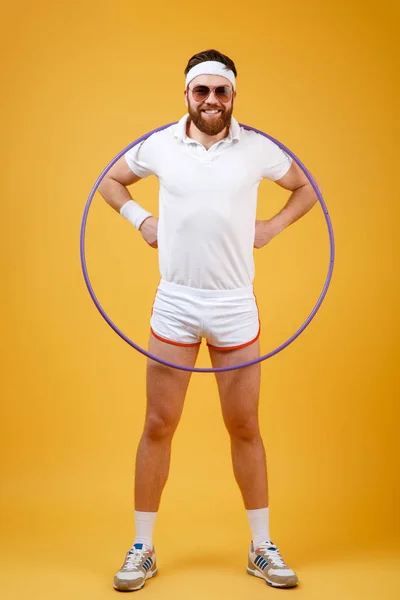 Uśmiechający się młodego sportowca w okularach z gimnastyki hoop — Zdjęcie stockowe