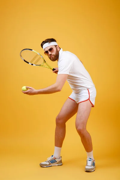 안경을 착용 하는 매력적인 젊은 테니스 선수 — 스톡 사진