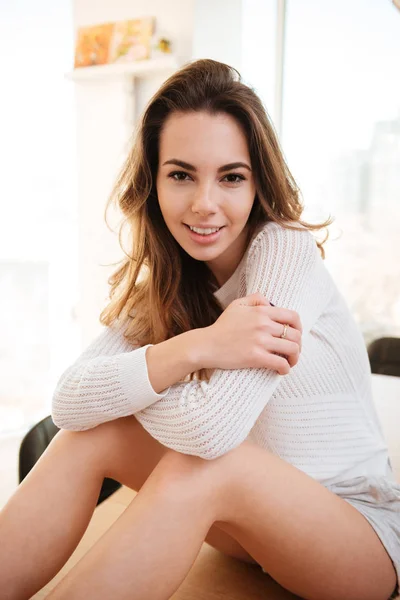 Atraktivní mladá dívka doma na sobě měkký příjemný svetr — Stock fotografie