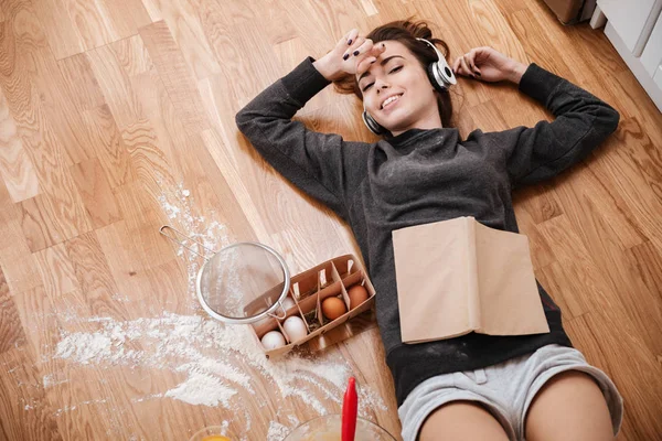 Happy smiling girl in headphones listening music — Stock Photo, Image