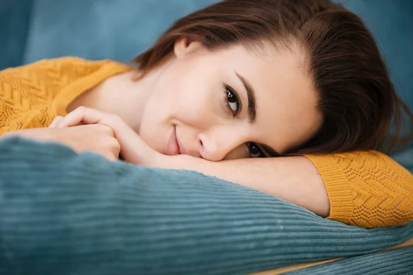 Retrato de uma linda jovem deitada em um travesseiro — Fotografia de Stock