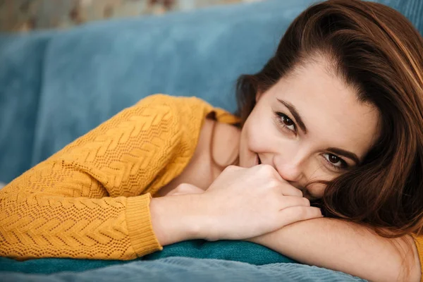 Primo piano di una ragazza piuttosto timida guardando la fotocamera — Foto Stock