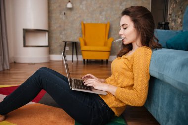 Çevrimiçi alışveriş yaparken genç bir kadın portresi