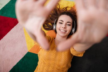 Kulaklıklar müzik keyfi bir genç gülümseyen kız portresi