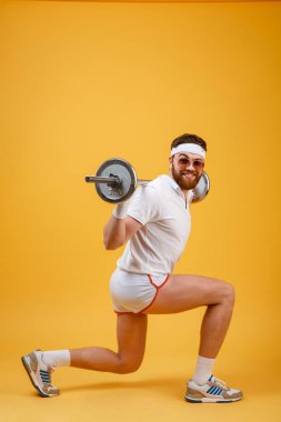 Yapan bir retro fitness erkek yan görünüm barbell ile ağız kavgası