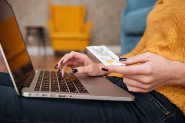 Крупним планом жінка, яка купує онлайн за допомогою банківської картки — стокове фото