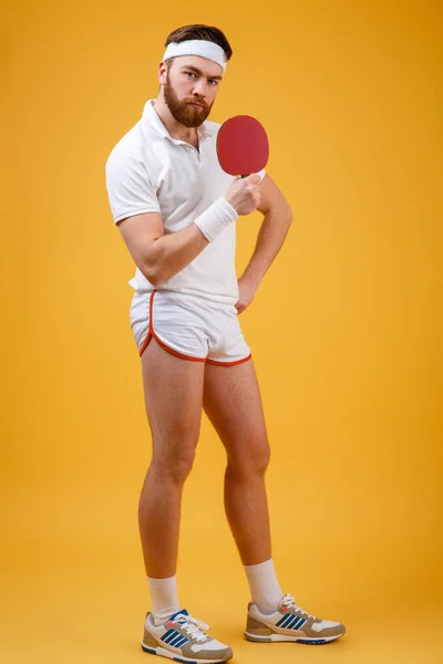 Schöner junger Sportler mit Schläger für Tischtennis. — Stockfoto