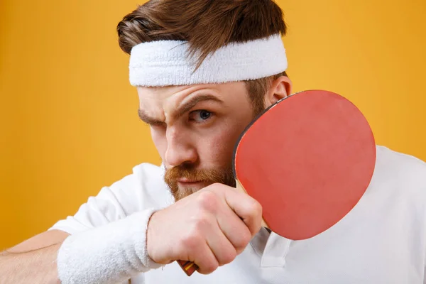 테이블 테니스 라켓을 들고 잘생긴 젊은 스포츠맨. — 스톡 사진