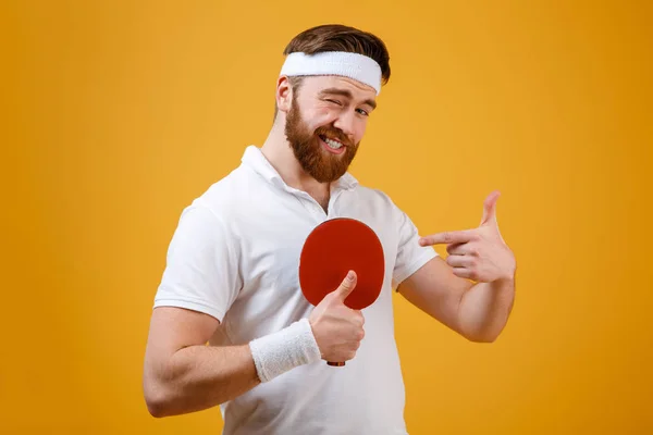 Αθλητής που κρατάει ρακέτα για τένις κατάδειξης και δείχνοντας μπράβο. — Φωτογραφία Αρχείου