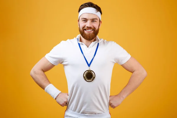 Feliz joven deportista con medalla mirando a la cámara . —  Fotos de Stock