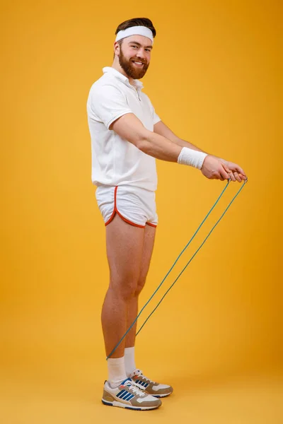 Atlama ipi tutan neşeli genç sporcu — Stok fotoğraf