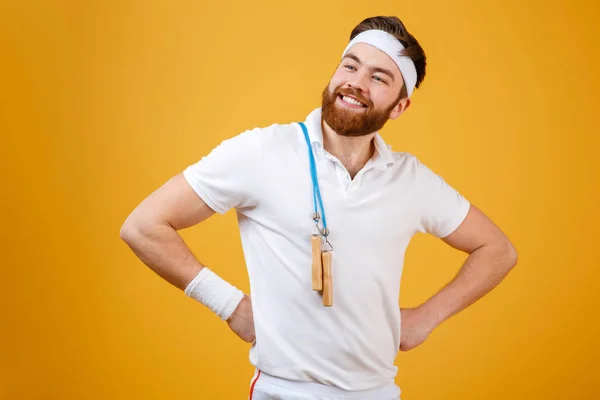 Sorrindo jovem desportista segurando pulando corda — Fotografia de Stock