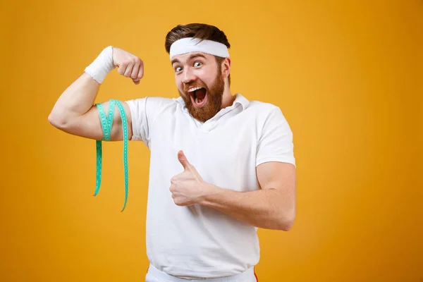 Mérésére a bicepsz boldog, izgatott, fitnesz férfi képmása — Stock Fotó